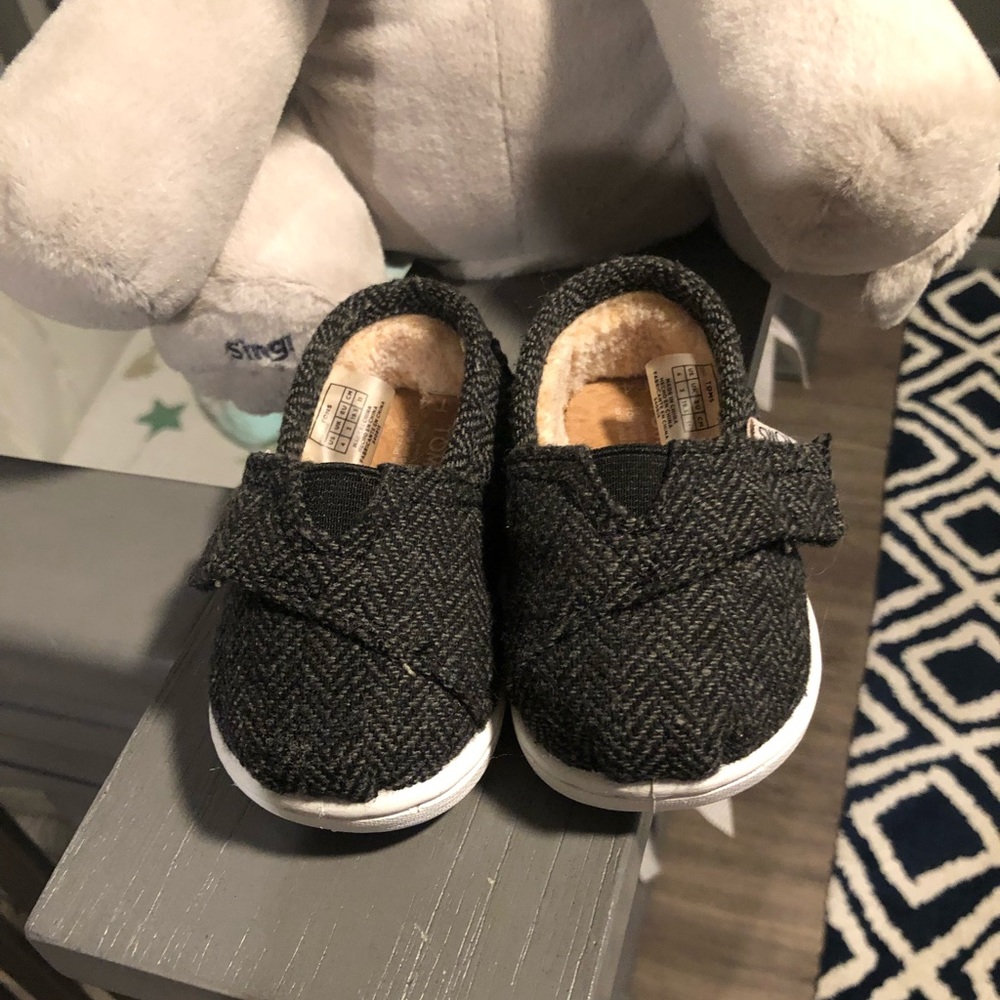 Tiny Toms- size 4 infant